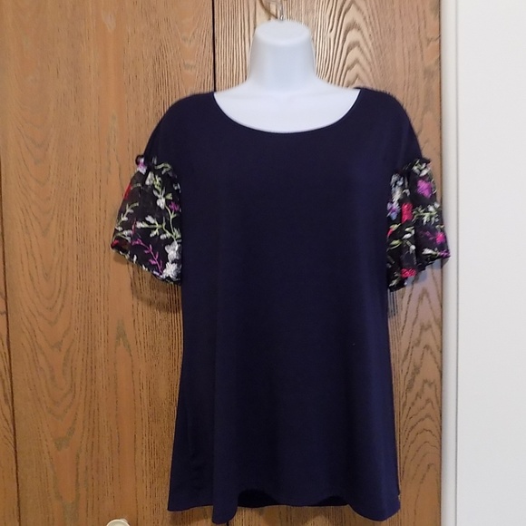 NY Collection Tops - Cute T shirt with Floral sleeves. S
